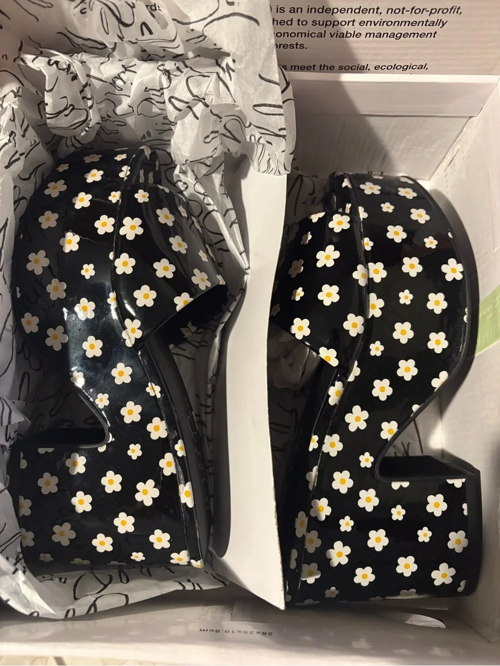 Wild Pair Melborne Black Daisy Patent Platform Slide Sandals Size 7 | Retro Y2K